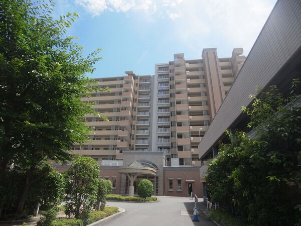 【ライオンズマンション西橋本】エントランスに向かうアプローチの様子