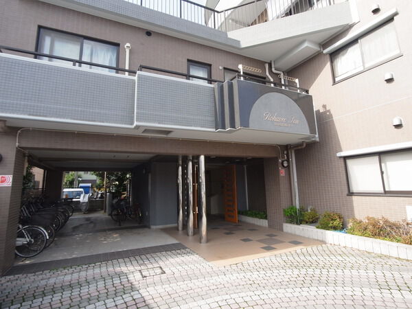 【ロアーブル・サン橋本】エントランス周辺の様子 【ロアーブル・サン橋本】エントランス周辺の様子