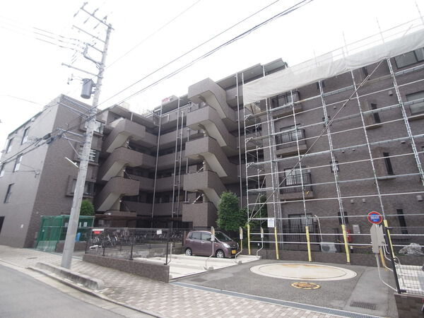 【ドラゴンマンション橋本十弐番館】敷地内駐車場方向から外観をのぞむ 【ドラゴンマンション橋本十弐番館】敷地内駐車場方向から外観をのぞむ