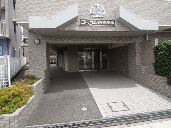 【コーラル京王橋本】正面エントランスの光景