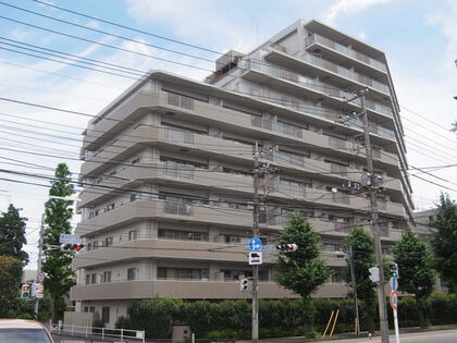 堂々たるタイル貼の外観