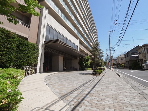 【ザ・ガーデンプレミアム相模原北公園】車寄せがある正面エントランス前