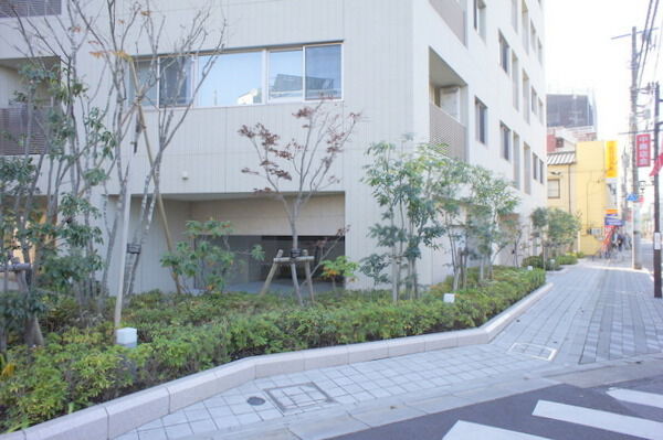 【クラッシィハウス国立】マンション前歩道