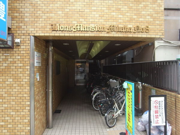 【ライオンズマンション三鷹第８】エントランス