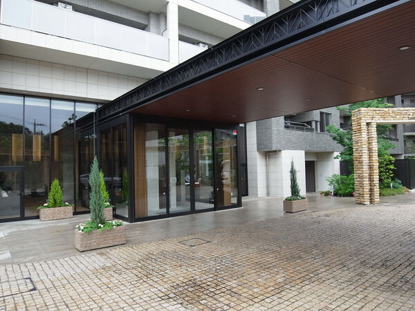 【ライオンズ調布つつじヶ丘シーズンズヒル】エントランス正面