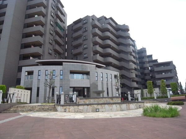 【レーベンハイム大宮グランファースト】エントランス前