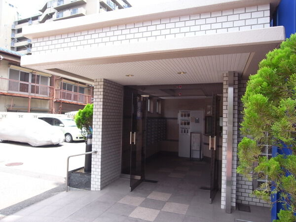 【ストークマンション梅島】エントランス 【ストークマンション梅島】エントランス