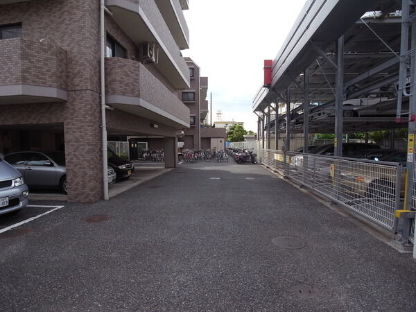 【ライオンズガーデン西新井第2】駐車場