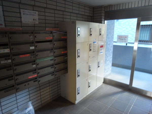 【セザール第三西新井大師】宅配ボックス 【セザール第三西新井大師】宅配ボックス