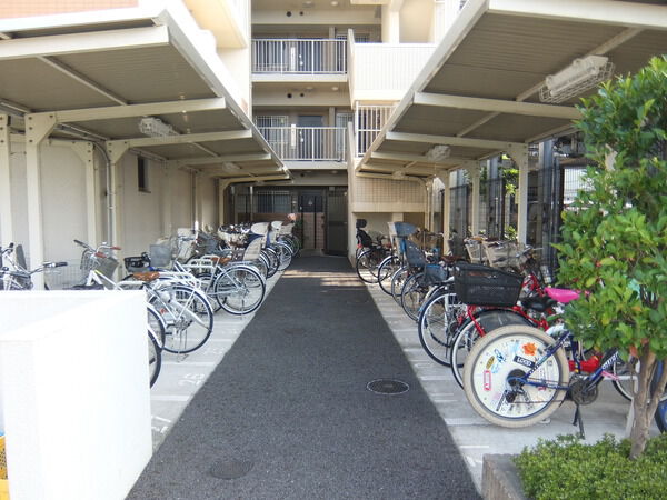 【エンゼル六町レジデンス】自転車置場 【エンゼル六町レジデンス】自転車置場