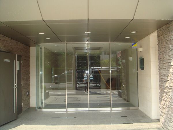 【D’グランセ浦和本太】エントランス