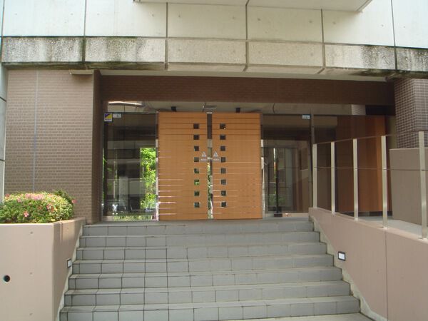 【D’レスティア浦和領家レジデンス】エントランス