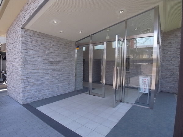 【グランシェソワ武蔵浦和】エントランス