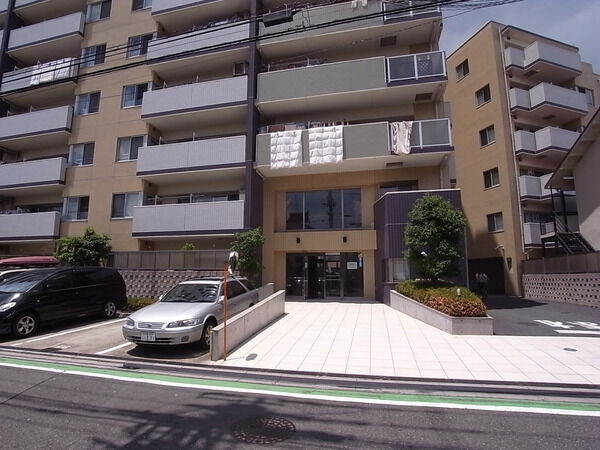 【ヒューマンスクエア浦和辻リアンジェ】エントランスアプローチ