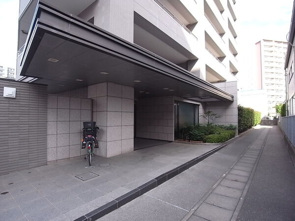 【コスモ武蔵浦和キューブスクエア】アプローチ