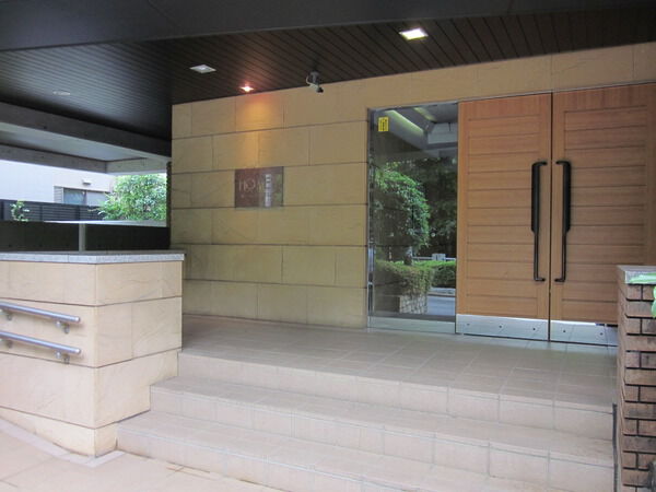 【ホームズ岡本公園】エントランス 【ホームズ岡本公園】エントランス