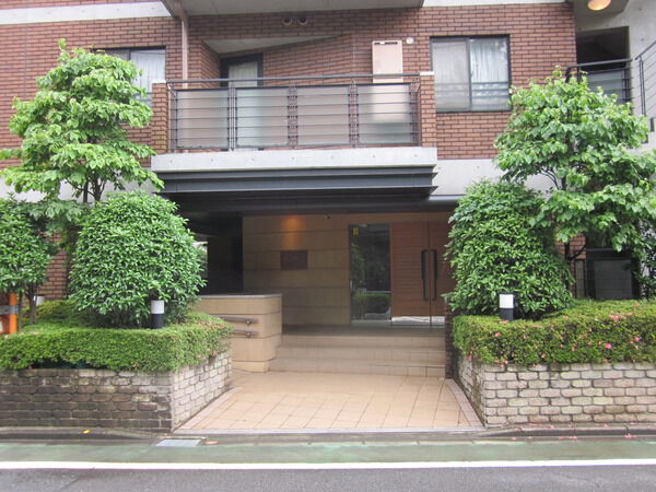 【ホームズ岡本公園】エントランス付近 【ホームズ岡本公園】エントランス付近