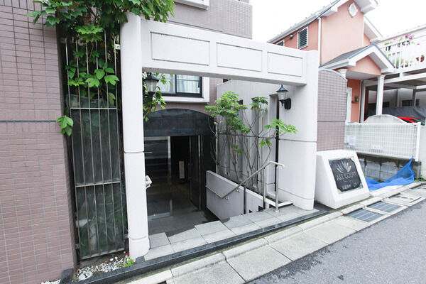 【アートコート田園調布JP】エントランス前 【アートコート田園調布JP】エントランス前