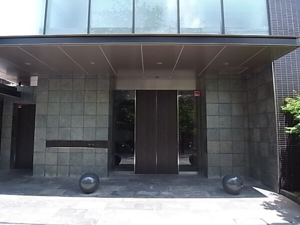 【パークハウス新町櫻雅】エントランス前