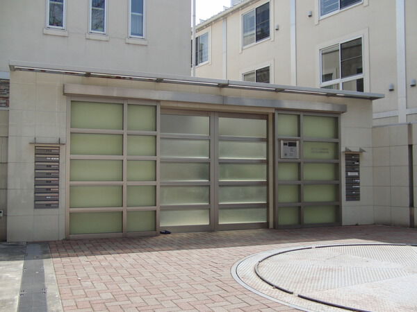 【セボンレフィナード桜新町】エントランス前