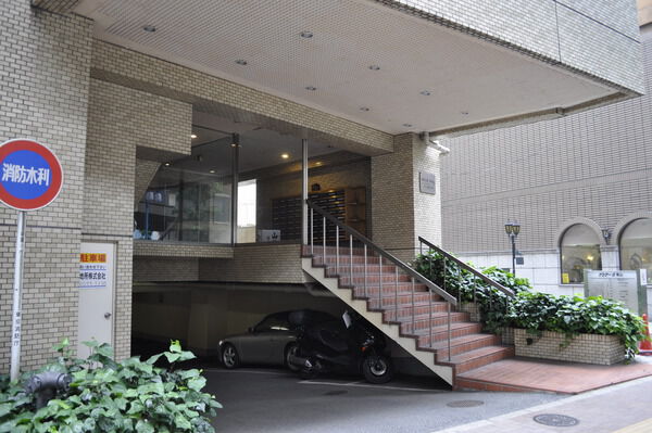 【メゾン池尻大橋】エントランスアプローチ
