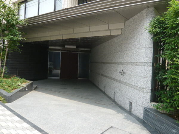 【ハイレーゼ三軒茶屋】エントランス 【ハイレーゼ三軒茶屋】エントランス