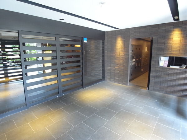 【レグノスイート三軒茶屋】エントランス 【レグノスイート三軒茶屋】エントランス