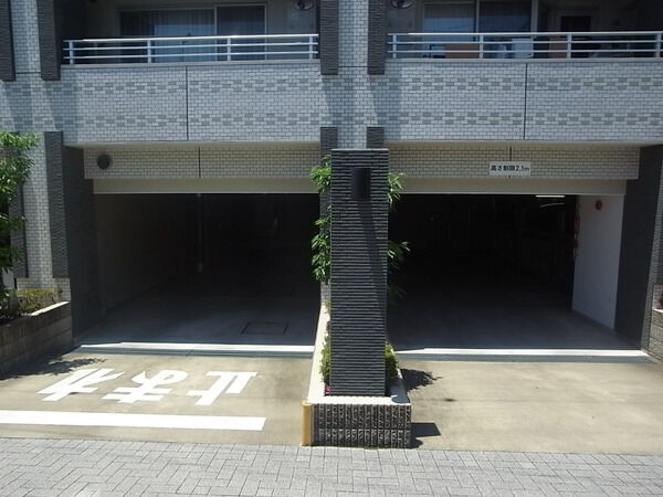 【ライオンズ武蔵中原ステーションプラザ】駐車場入り口
