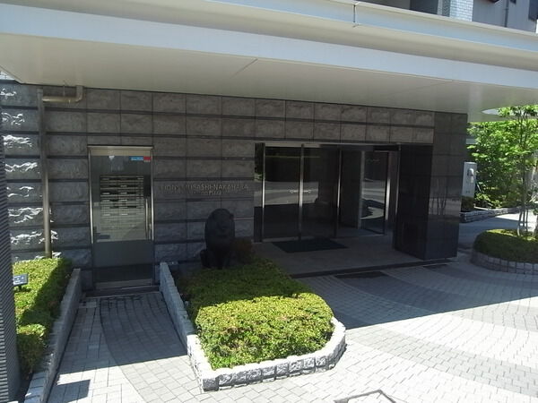 【ライオンズ武蔵中原ステーションプラザ】エントランス周辺