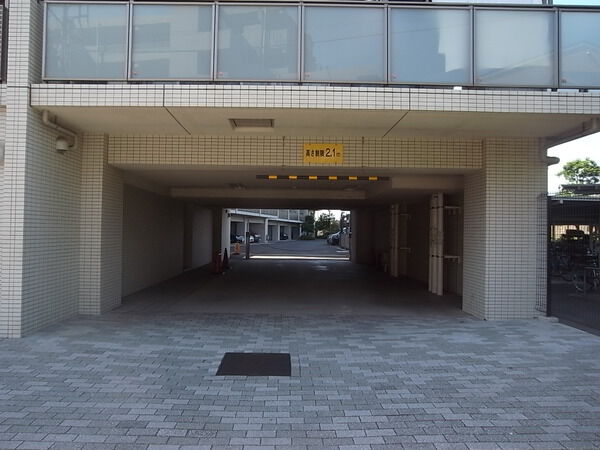 【グランシーナ多摩川】駐車場入り口 【グランシーナ多摩川】駐車場入り口