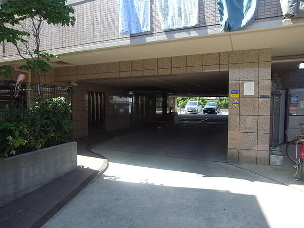 【セレナハイム等々力公園】駐車場入り口