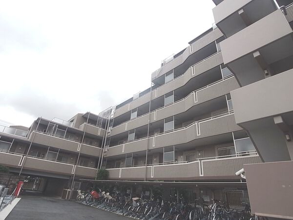 【日神パレステージ武蔵新城】駐輪場と外観