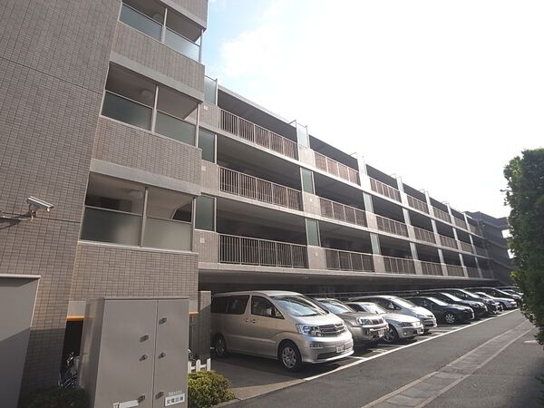 【ガーデンホーム武蔵中原】駐車場と外観 【ガーデンホーム武蔵中原】駐車場と外観