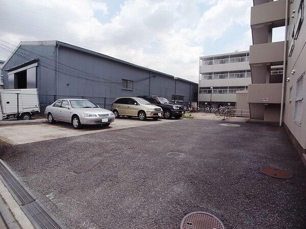 【エンゼルハイム新川崎】敷地内駐車場の様子