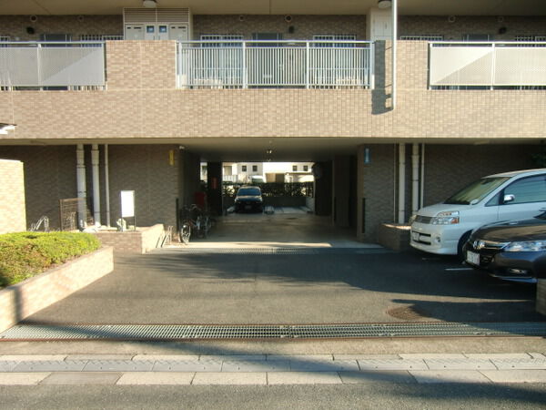 【エステスクエア川崎】駐車場入り口