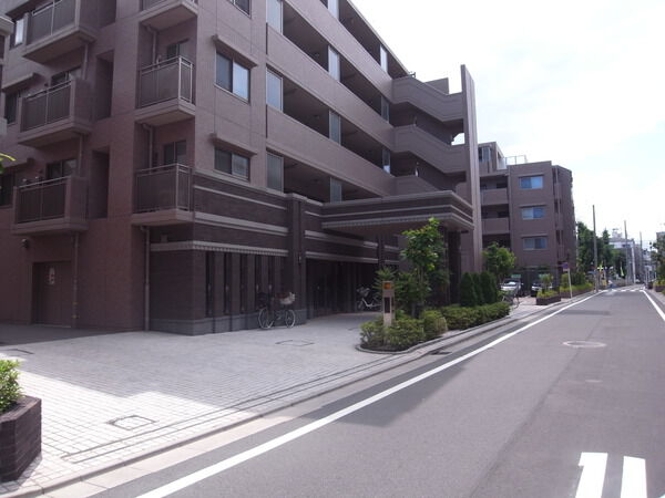 【ナイスアーバンスクエア新川崎】エントランスと前面道路
