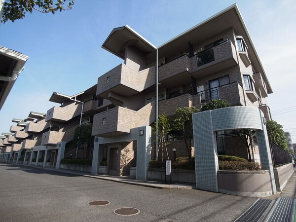 【つきみ野ガーデニア】建物・前面駐車場 【つきみ野ガーデニア】建物・前面駐車場