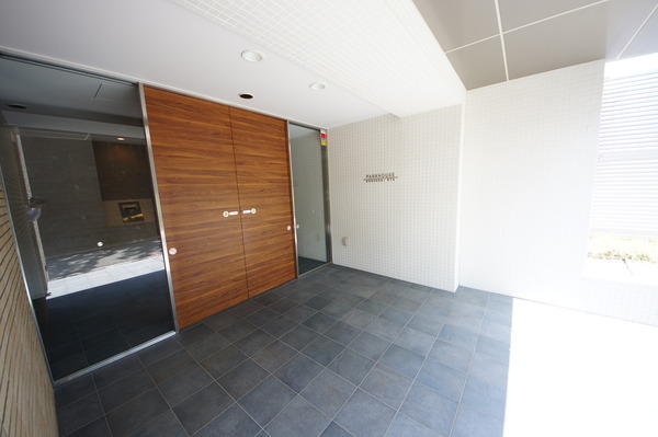 【パークハウス港南台6丁目】エントランス外観 【パークハウス港南台6丁目】エントランス外観