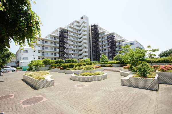 【エンゼルハイム港南台】敷地内公園から見た様子 【エンゼルハイム港南台】敷地内公園から見た様子