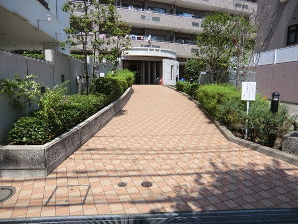 【ヴィルヌーブ港南台2】エントランス外観 【ヴィルヌーブ港南台2】エントランス外観