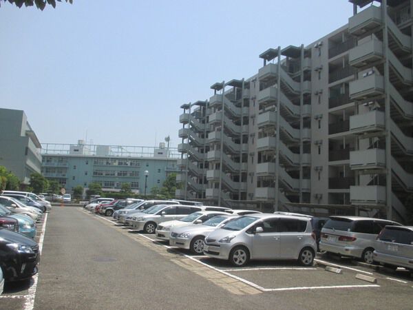 【コープ野村湘南本郷台】駐車場の様子 【コープ野村湘南本郷台】駐車場の様子