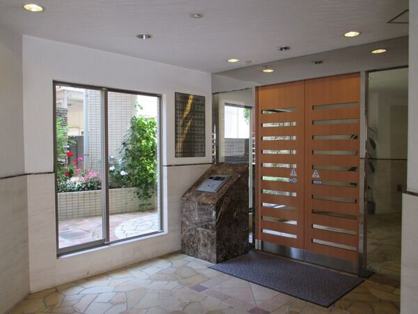 【アルカーデン本郷台WING】エントランス内部