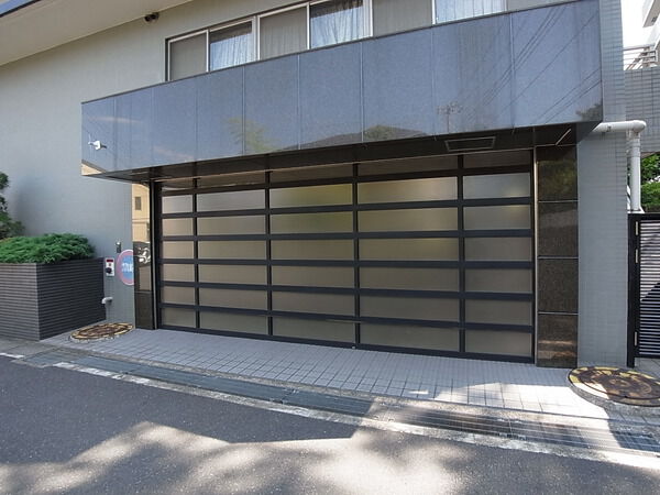 【東急ドエルプレステージ鎌倉由比ヶ浜】外観(駐車場入口) 【東急ドエルプレステージ鎌倉由比ヶ浜】外観(駐車場入口)