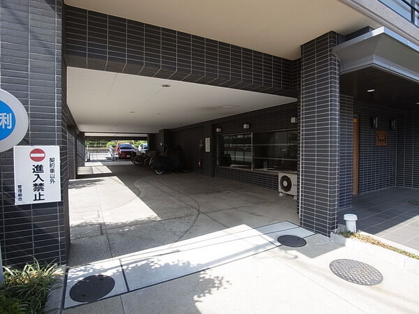 【メゾンエクレーレ鎌倉由比ヶ浜】外観（駐車場入口）