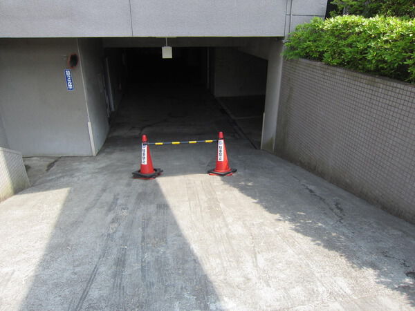 【ライオンズマンション鎌倉由比ガ浜】駐車場入口