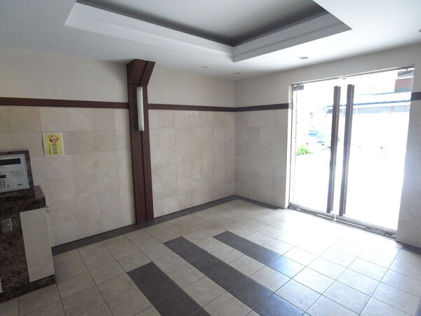 【リステージ茅ヶ崎駅前】エントランス内