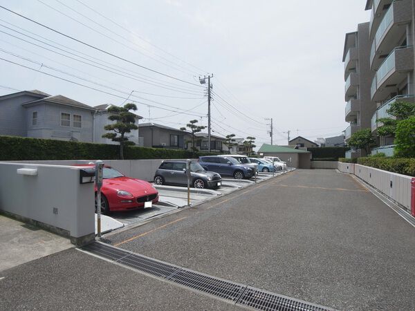 【ライオンズマンション茅ヶ崎海岸第2】駐車場