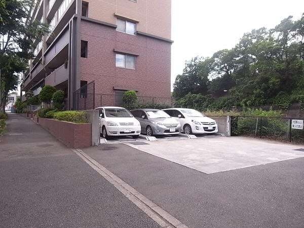 【リステージ東戸塚ライトプレイス】敷地内駐車場