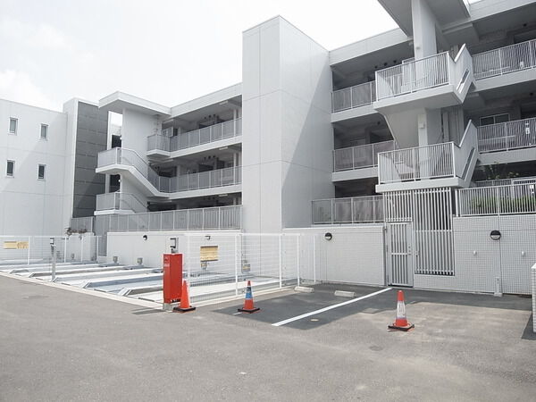 【グランツオーベル逗子海岸】敷地内駐車場 【グランツオーベル逗子海岸】敷地内駐車場