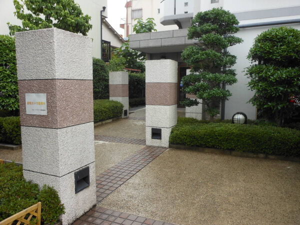 【ベルアーバニティ宝塚】エントランス前